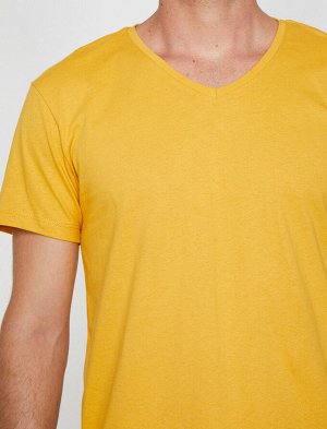 футболка Материал: %100 Хлопок Параметры модели: рост: 187 cm, грудь: 100, талия: 84, бедра: 95 Надет размер: M