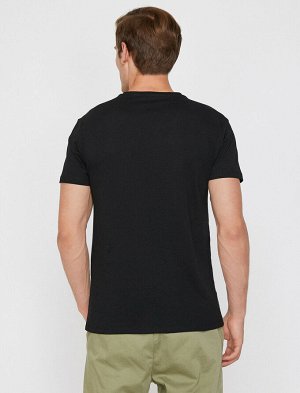 футболка Материал: %100 Хлопок Параметры модели: рост: 188 cm, грудь: 99, талия: 75, бедра: 95 Надет размер: M