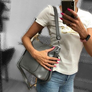 Стильная сумочка Welizz с широким ремнем через плечо из натуральной кожи графитового цвета.