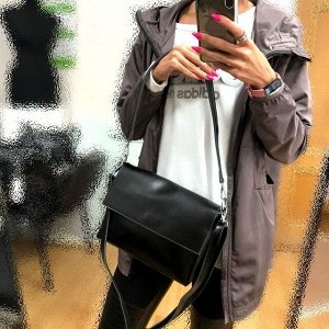 Стильная женская сумочка Fortado с ремнем через плечо из натуральной кожи чёрного цвета.