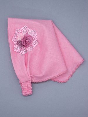 Косынка для девочки на резинке, сбоку три цветка с розовым кружевом, розовый