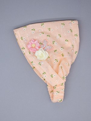 Косынка для девочки на резинке, цветы, бусинки, сбоку розовый и кремовый цветок, бант, персиковый