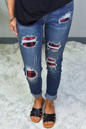Синие джинсы с разрезами и заплатками с красным клетчатым принтом