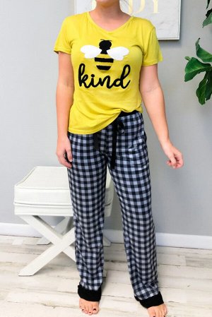 Желто-синий комплект для отдыха: футболка с принтом пчела и надписью: Kind + свободные клетчатые штаны на шнуровке