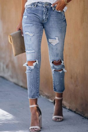 Укороченные джинсы с потертостями и разрезами