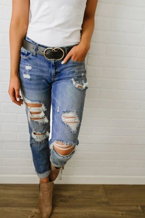 Голубые рваные джинсы средней потертости