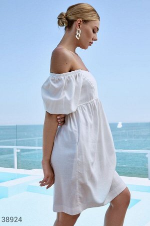Лаконичное белое платье