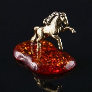 Сувенир "Конь", латунь, янтарная смола, 3,0х0,8х3,7 см