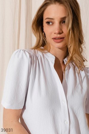 Белая блуза с защипами
