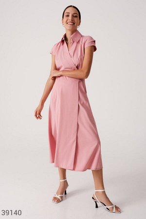 Розовое платье из легкой ткани