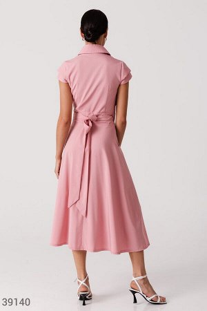 Розовое платье из легкой ткани