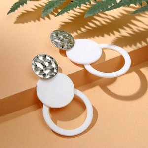 Серьги "Модерн" мятый металл, диск и кольцо, цвет белый в серебре