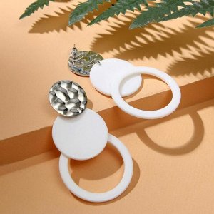 Серьги "Модерн" мятый металл, диск и кольцо, цвет белый в серебре