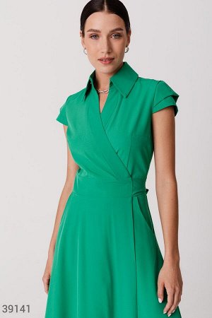 Женственное зеленое платье