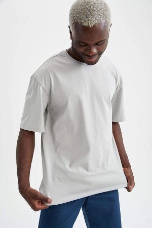 футболка Размеры модели: рост: 1,89 грудь: 100 талия: 81 бедра: 97 Надет размер: M Хлопок 100%
