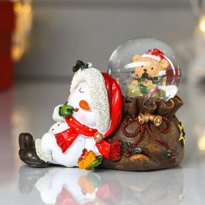 Сувенир полистоун водяной шар "Снеговик спит на мешке с подарками" d=4,5 см 7,5х6,5х10 см