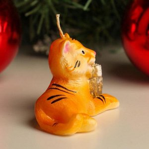 Свеча новогодняя декоративная "Тигр с подарком", 9,2х5,8х5,4 см, микс