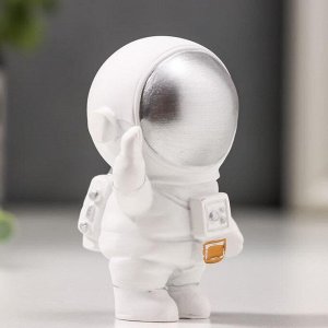Сувенир полистоун "Астронавт в белом скафандре с серебряным шлемом - привет!" 7х4х4,5 см