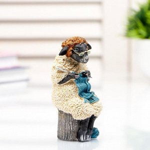 Сувенир полистоун миниатюра "Овечка вяжет шарфик" 9,5х5х4,5 см