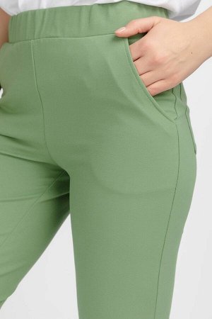 Брюки Прямые брюки с карманами, из хлопкового полотна джинскотт. Пояс с эластичной лентой внутри. Сзади два накладных кармана. Длина брюк регулируется подворотом. Рост модели 170
Цвет: светло-зеленый
