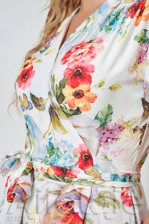 Нежное платье на запах с крупным цветочным узором
