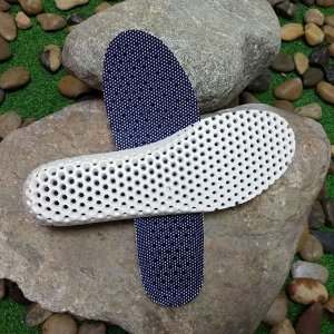 Стельки Дышащие перфорированные стельки — отличное решение для летней обуви. Вложите их в обувь, чтобы внутри них циркулировал воздух, не давая ноге вспотеть и образоваться неприятному запаху. Универс