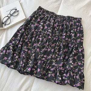 Женская мини-юбка, принт "Фиолетовые цветы", цвет черный