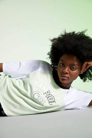 Укороченная спортивная футболка с цветными блоками и принтом со слоганом Relax Fit