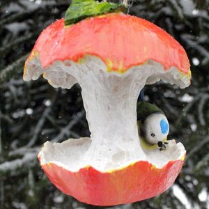 Скульптура-фигура кормушка для сада из полистоуна "Яблоко с птичкой" 12х12х15см (Россия)