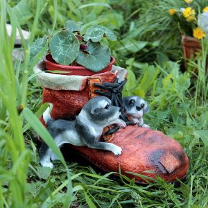 Скульптура-фигура кашпо для сада из полистоуна "Ботинок с щенками" 18х18х20см (Россия)