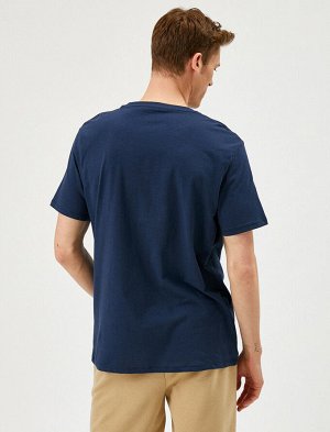 футболка Материал: %100 Хлопок Параметры модели: рост: 188 cm, грудь: 98, талия: 82, бедра: 95 Надет размер: M
