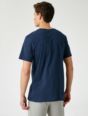 футболка Материал: Параметры модели: рост: 188 cm, грудь: 96, талия: 78, бедра: 0 Надет размер: M