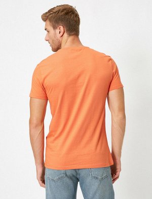 футболка Материал: %100 Хлопок Параметры модели: рост: 190 cm, грудь: 80, талия: 98, бедра: 98 Надет размер: M