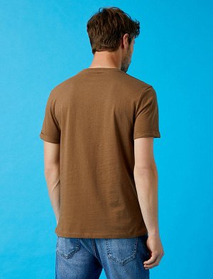 футболка Материал: %100 Хлопок Параметры модели: рост: 189 cm, грудь: 96, талия: 74, бедра: 0 Надет размер: M