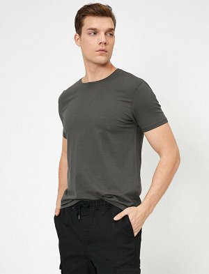 футболка Материал: %95 Хлопок, %5 эластан Параметры модели: рост: 188 cm, грудь: 99, талия: 75, бедра: 95 Надет размер: L