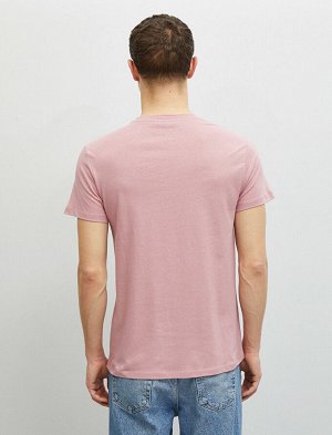 футболка Материал: %100 Хлопок Параметры модели: рост: 188 cm, грудь: 96, талия: 78, бедра: 0 Надет размер: M