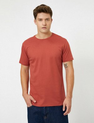 футболка Материал: %100 Хлопок Параметры модели: рост: 187 cm, грудь: 99, талия: 75, бедра: 94 Надет размер: S