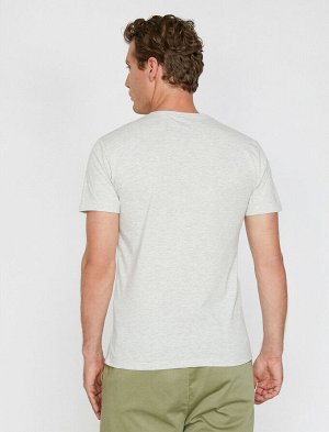 футболка Материал: %100 Хлопок Параметры модели: рост: 187 cm, грудь: 100, талия: 84, бедра: 95 Надет размер: M