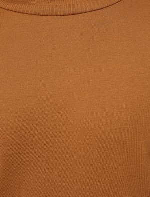 футболка Материал: %100 Хлопок Параметры модели: рост: 188 cm, грудь: 99, талия: 75, бедра: 95 Надет размер: L