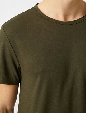 футболка Материал: Параметры модели: рост: 188 cm, грудь: 95, талия: 74, бедра: 0 Надет размер: M