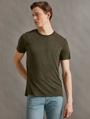футболка Материал: %65 Полиэстер, %35 вискоз Параметры модели: рост: 188 cm, грудь: 94, талия: 77, бедра: 0 Надет размер: M