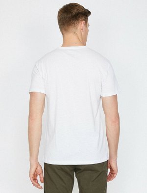 футболка Материал: %100 Хлопок Параметры модели: рост: 187 cm, грудь: 98, талия: 74, бедра: 94 Надет размер: M