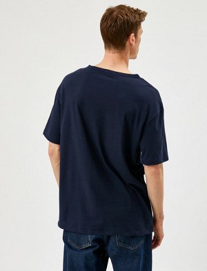 футболка Материал: %64 Полиэстер, %36 Хлопок Параметры модели: рост: 188 cm, грудь: 98, талия: 82, бедра: 95 Надет размер: M