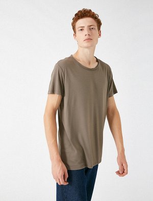 футболка Материал: %65 вискоз, %35 Полиэстер Параметры модели: рост: 186 cm, грудь: 91, талия: 75, бедра: 94 Надет размер: M