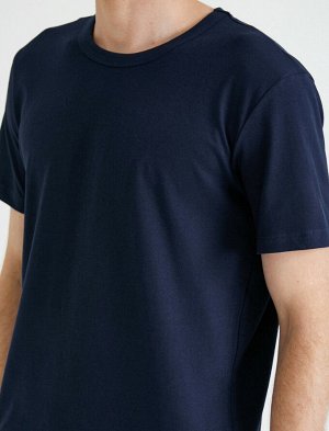футболка Материал: %94 Хлопок, %6 эластан Параметры модели: рост: 191 cm, грудь: 98, талия: 78, бедра: 94 Надет размер: M