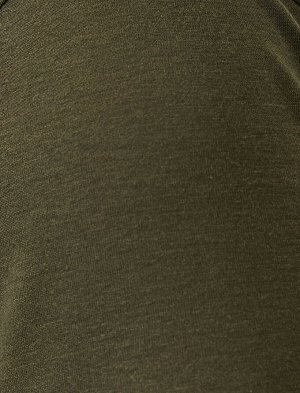 футболка Материал: %65 Полиэстер, %35 вискоз Параметры модели: рост: 188 cm, грудь: 99, талия: 75, бедра: 95 Надет размер: L