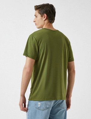 футболка Материал: %65 Полиэстер, %35 вискоз Параметры модели: рост: 188 cm, грудь: 96, талия: 78, бедра: 0 Надет размер: M