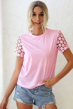 Розовая футболка с кружевными рукавами в стиле пэчворк