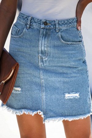 Голубая короткая джинсовая юбка с необработанным краем и карманами