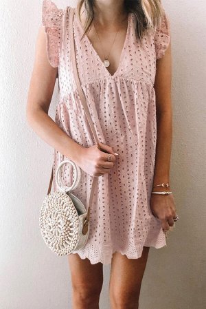 Розовое платье беби-долл с перфорацией с V-образным вырезом и рюшами на плечах